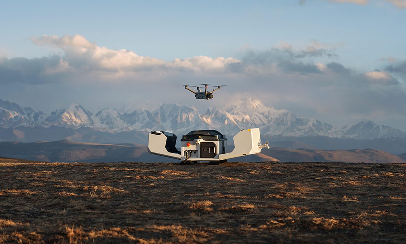 Dron autónomo de Videri.ai despegando desde su DJI Dock 3 frente a la cordillera